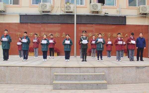 12、校长王海勤、党支部副书记宋琪为年级单科状元颁奖 12、校长王海勤、党支部副书记宋琪为年级单科状元颁奖